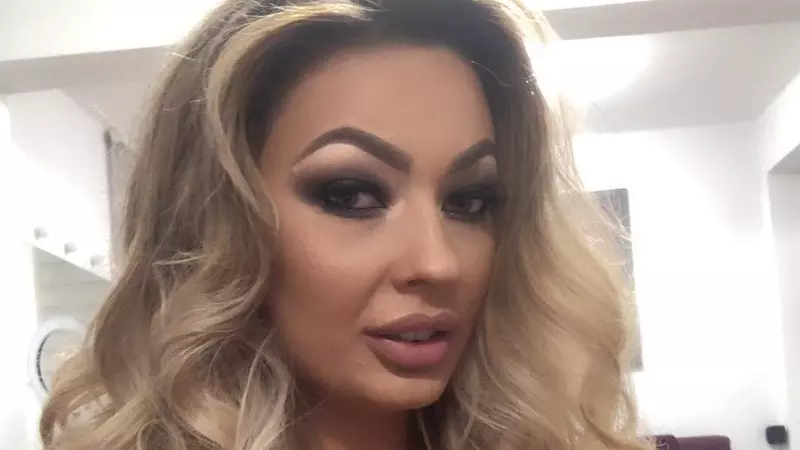 O româncă întoarsă din Marea Britanie se vaită de condițiile dintr-un centru de carantină din Mamaia: "Copilul plângea de foame. Am primit pilaf nefiert şi carne fiartă"