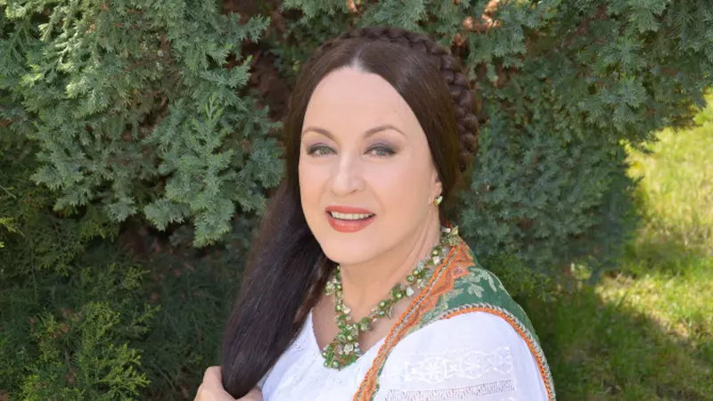 Maria Dragomiroiu dezvăluie secretul părului ei lung, devenit deja celebru: „Părul tăiat îl arunc în grădină. N-am fost niciodată la salon”