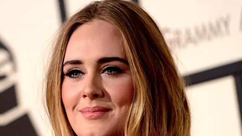 Suferința din dragoste și-a spus cuvântul! Adele este de nerecunoscut: a slăbit 50 kg și s-a afișat, în premieră, în fustă scurtă! Imaginile au devenit virale