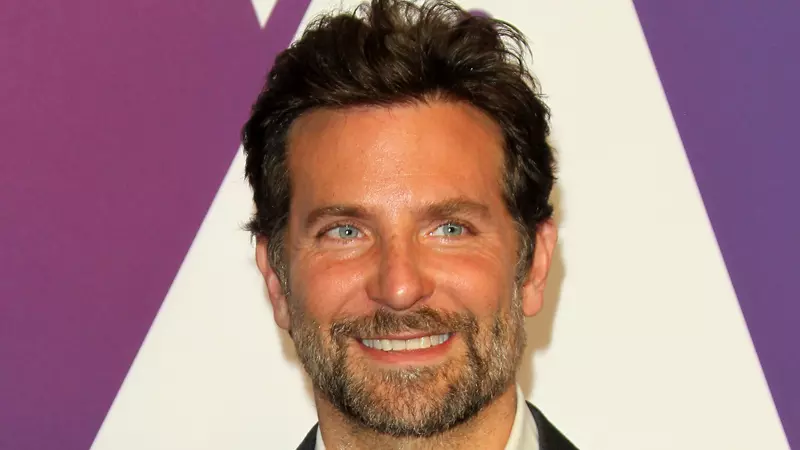 Bradley Cooper are o nouă iubită! Actorul s-a izolat, în vreme de pandemie, cu o antrenoare de fitness super sexy, iar imaginile au făcut înconjurul lumii!