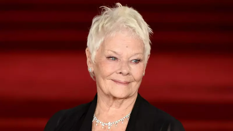 Judi Dench, cea mai vârstnică vedetă prezentă pe coperta ediției britanice a revistei Vogue. Incredibil cum arată actrița la 85 de ani!