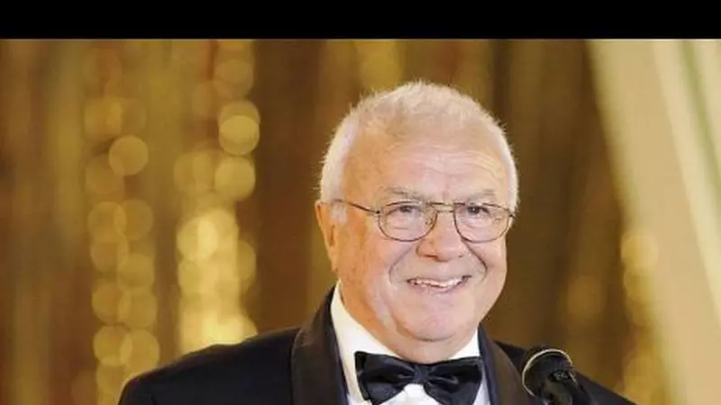 Ce pensie are Alexandru Arșinel. Actorul duce o viață lipsită de griji, pentru că statul îi oferă lunar o sumă mare de bani pentru activitatea sa, dar și în calitate de însoțitor al soției sale cu handicap