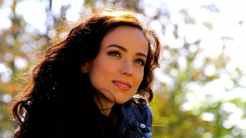 Olivia Steer, afirmație controversată! „De ce românii ar fi atât de proști încât să se vaccineze cu vaccinurile antigripale ale lui Orban, cauzatoare de coronavirus?”