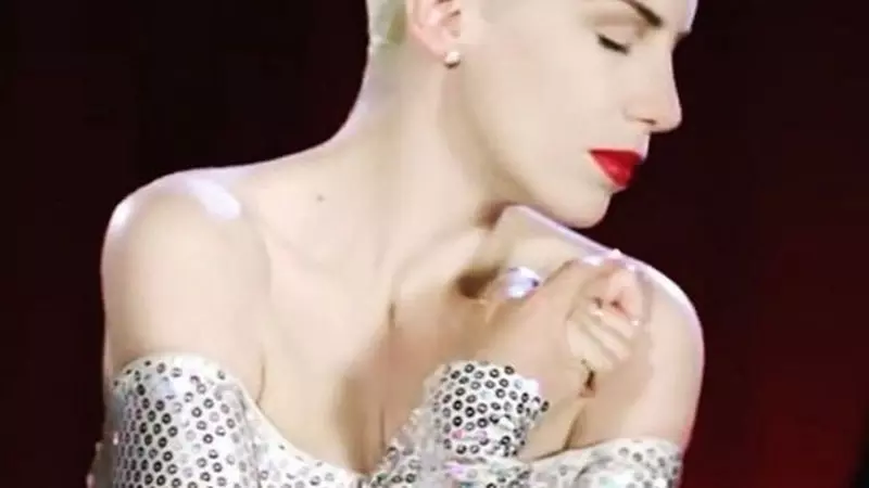 Ți-o mai amintești pe Annie Lennox, solista Eurythmics? La 65 de ani, artista e de nerecunoscut!