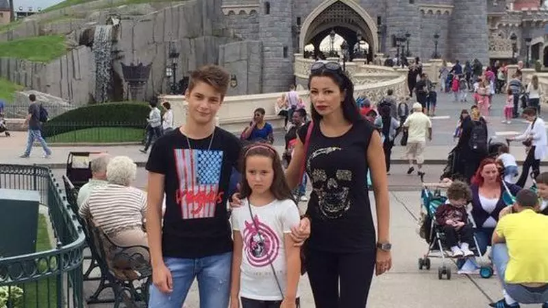 Fiul lui Brigitte Pastramă, primele declarații după ce mama sa a făcut plângere la Poliție împotriva prietenilor lui. Robert Sfăt nu recunoaște că se droghează: ”I-au rămas idei în cap că eu sunt un copil distrus, că tot consum prostii”