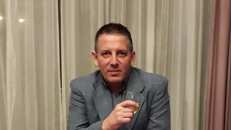 Prietenii nu l-au uitat pe Costin Mărculescu! Vedetele au venit la priveghi să-și ia rămas bun de la actor