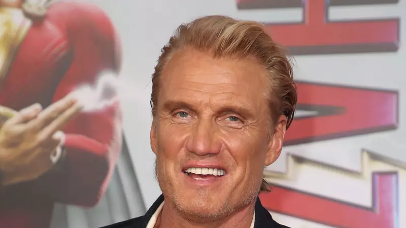 Dolph Lundgren se însoară! Iubita lui cu 38 de ani mai tânără e de aceeași vârstă cu fiica lui, iar cele două seamănă perfect