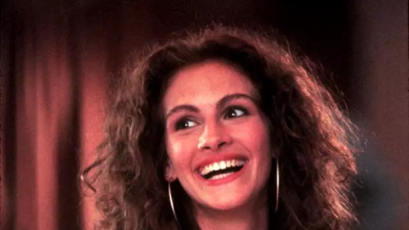 Julia Roberts are o sosie! Tânăra trăiește în America, e cântăreață și seamănă cu faimoasa actriță ca două picături de apă