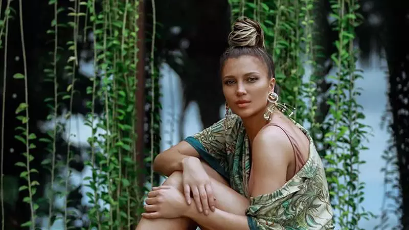 Lora, în lacrimi după ce a fost anunțată că i s-a anulat din nou zborul. De trei luni a rămas blocată în Bali: ”Nu mai pot”