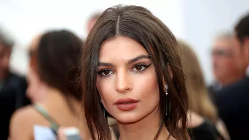 Emily Ratajkowski, schimbare spectaculoasă de look. Modelul este și mai sexy cu părul blond!