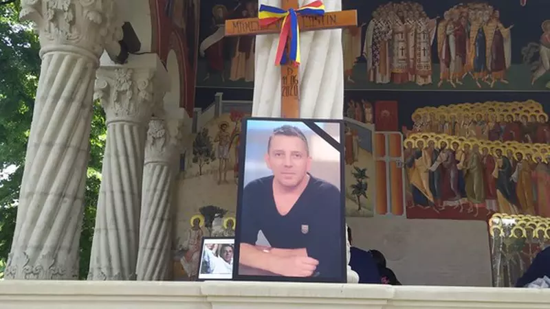 Primele vedete care au venit la căpătâiul lui Costin Mărculescu. Mesaje cutremurătoare pe coroanele aduse la înmormântarea actorului
