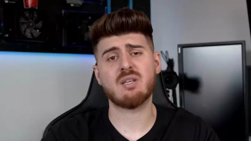 Cum arată iubita vloggerului Alexandru Bălan. Nu e cu nimic diferită de tinerele pe care el și-ar dori să le agreseze!