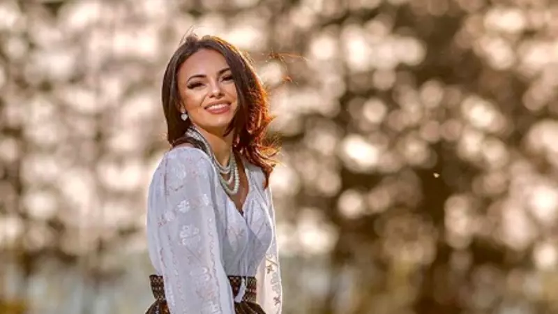 Cine este Cosmina Adam, noua asistentă Tv la Acces Direct, după ce Emily Burghelea și-a dat demisia. Cântăreața a fost curtată de Dani Oțil