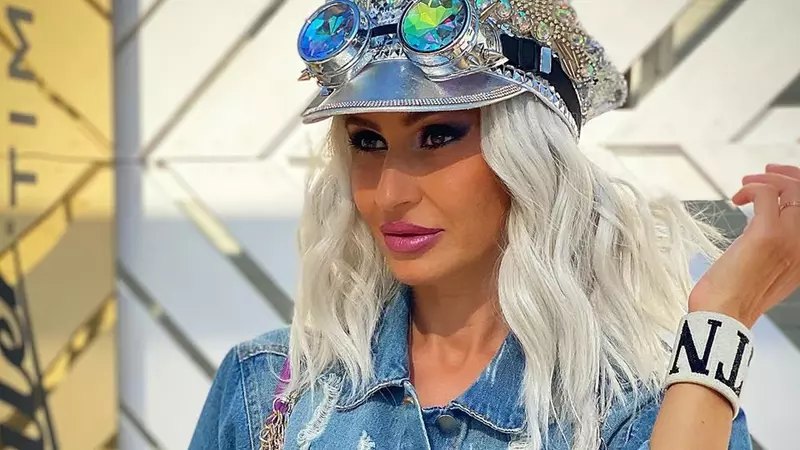 Cum arată Crina Abrudan la șapte ani după ce a renunțat la televiziune. Și-a mărit buzele, are un corp perfect, și a atras toate privirile într-un club select, din Mamaia!