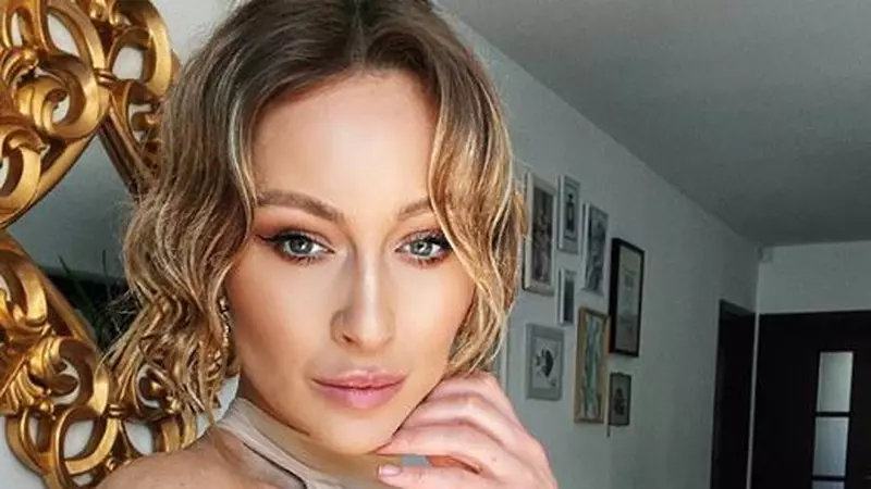 Ioana Chișiu a primit inelul de la noul iubit. Bloggerița din Cluj a fost cerută în căsătorie la doar câteva luni de la divorț: ”Reprezintă dragostea eternă”