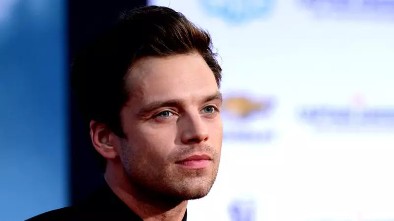 Sebastian Stan, celebrul actor român de la Hollywood, are o nouă iubită. Cei doi s-au sărutat pasional pe plajă!