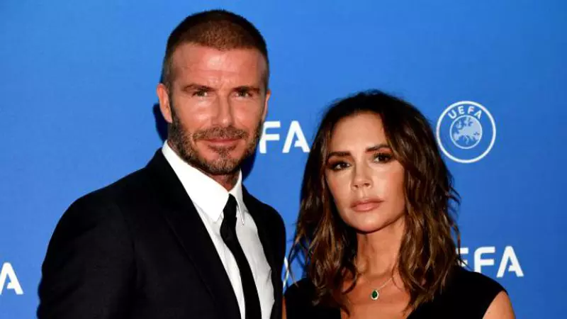 Victoria și David Beckham au aniversat 21 de ani de căsnicie. Cum a început povestea lor de dragoste și cum arătau în ziua în care s-au căsătorit