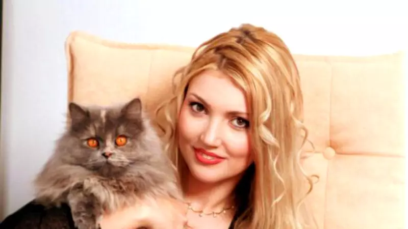 O mai ții minte pe Iulia Frățilă, prima asistentă TV din showbizul autohton? Uite cum arată la 44 de ani și cu ce se ocupă acum, după ce s-a mutat în America!