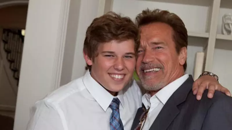Cum arată fiul cel mic al lui Arnold Schwarzenegger, la 22 de ani. Tatăl lui a fost Mr. Universe, iar el suferă de obezitate morbidă