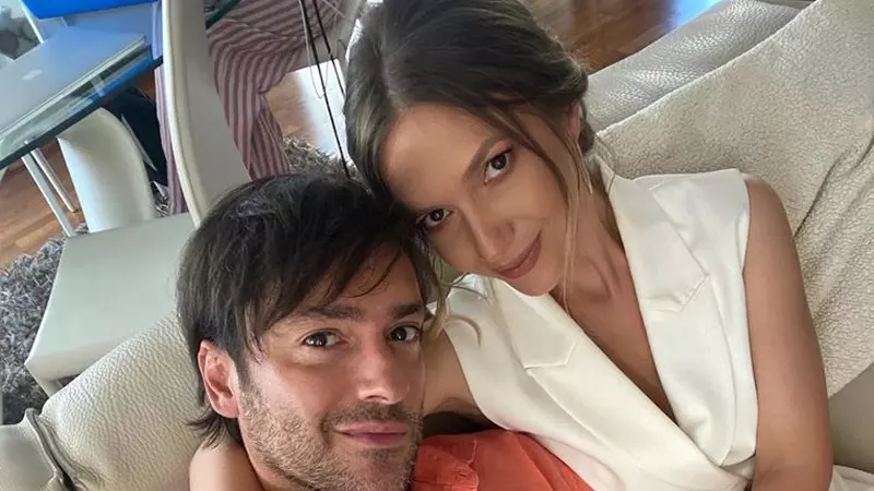 Radu Vâlcan i-a făcut o fotografie soției sale și a postat-o pe internet: „Nemachiată, pistrui, coșuri”. Cum a reacționat Adela Popescu