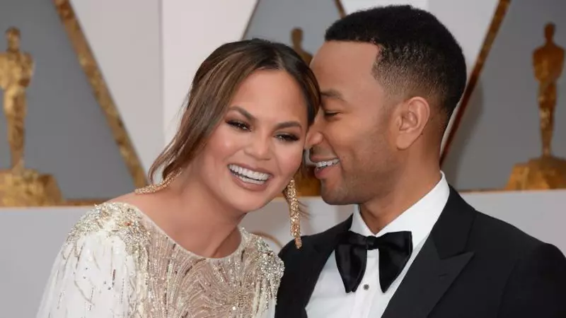 Chrissy Teigen e însărcinată! John Legend va deveni tată pentru a treia oară