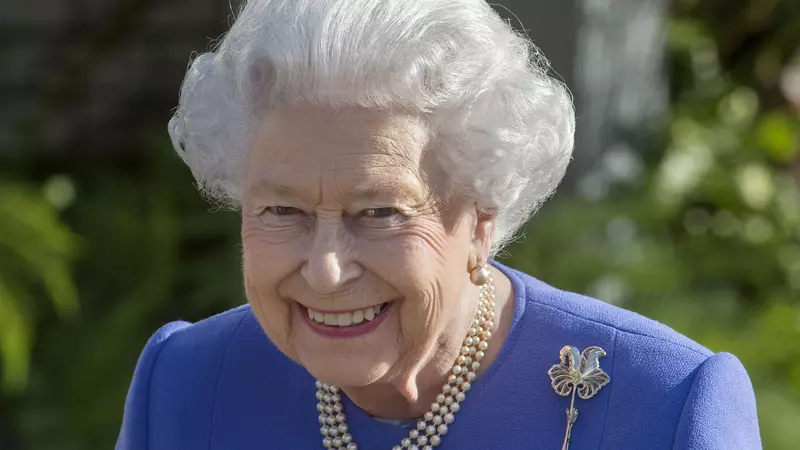 Regina Elisabeta a II-a adoră perlele. De ce nu se desparte niciodată de bijuteria ei preferată