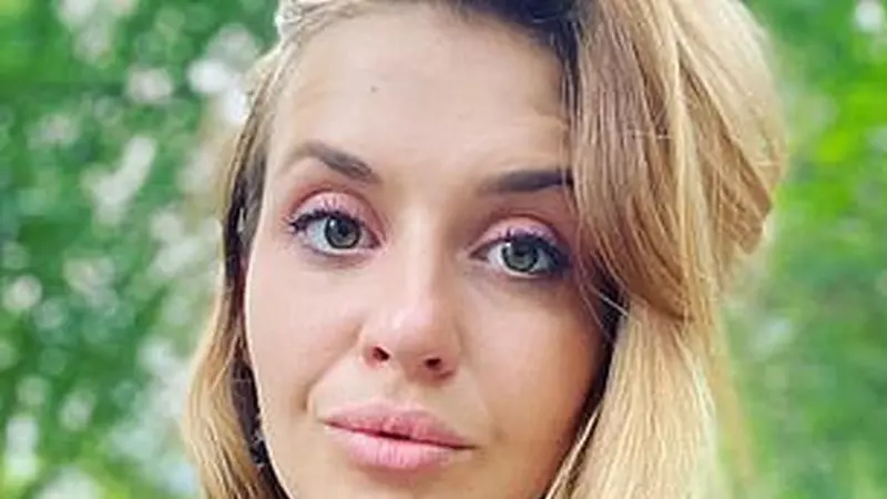 Vedetă de televiziune, bătută cu sălbăticie în tren! Agresorul a încercat să o violeze de față cu băiețelul ei