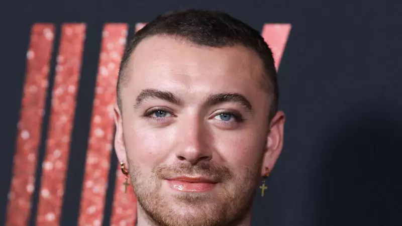 Sam Smith nu se mai ferește că e gay și a dat frâu liber pasiunii în plină stradă! Artistul a fost surprins sărutându-se pasional cu noul iubit