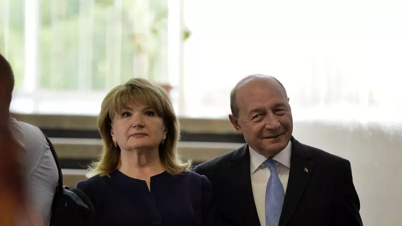 Traian Băsescu și soția lui, poveste de dragoste ca-n filme! Candidatul la Primăria Capitalei s-a îndrăgostit la prima vedere