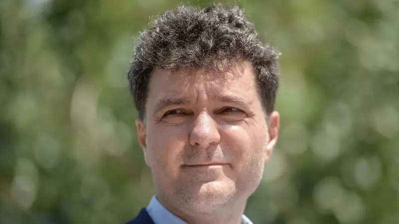 Povestea de dragoste dintre Nicușor Dan și Mirabela, soția lui: "Am făcut matematică pe plajă în Vama Veche și am mers la meciuri, stând la peluză"