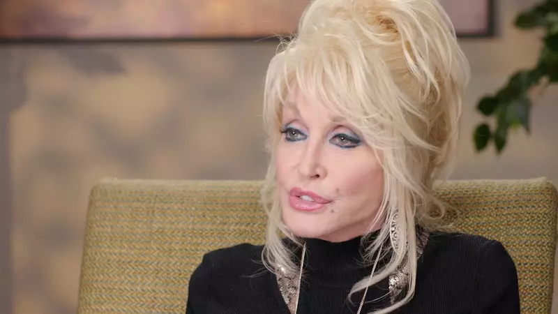 Solista Dolly Parton vrea să pozeze din nou în Playboy, de ziua ei. Cum arată la 75 de ani