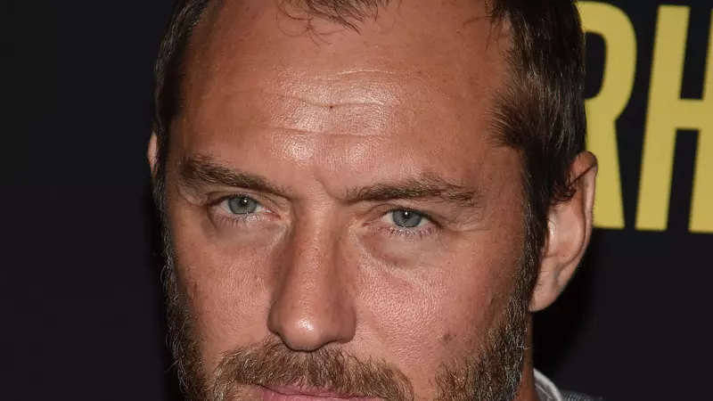 Jude Law și fiul său cel mare joacă împreună într-un film! Rafferty e leit tatăl lui, în tinerețe