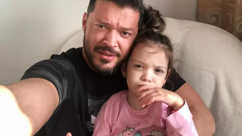 Cum se comportă iubita lui Victor Slav cu Sofia, fetița lui și a Biancăi Drăgușanu. Au fost filmate afară, pe terasă