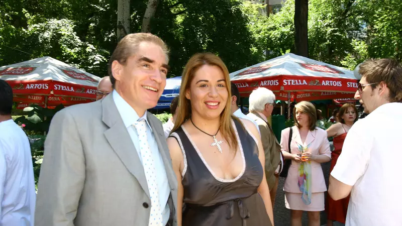 Întâlnire tensionată între Oana Roman și tatăl ei. Cum a reacționat fetița vedetei când și-a văzut bunicul