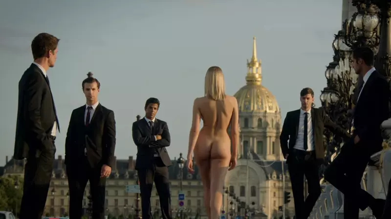 O moldoveancă a apărut goală în serialul Emily in Paris. Mesajul transmis de ea: ”Fetelor, mergeți la școală, altfel veți ajunge ca mine”