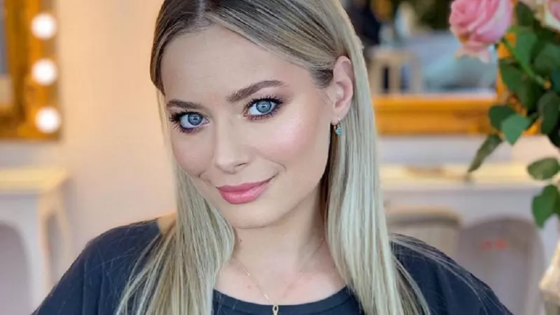 Laura Cosoi s-a fotografiat goală în pat. E super sexy și după două nașteri