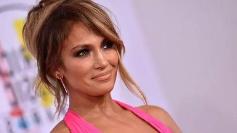 Jennifer Lopez, super sexy la Premiile AMA! La 51 de ani, a lăsat totul la vedere