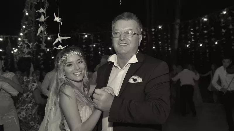 Laura Cosoi e în doliu. Tatăl vedetei a murit de COVID-19