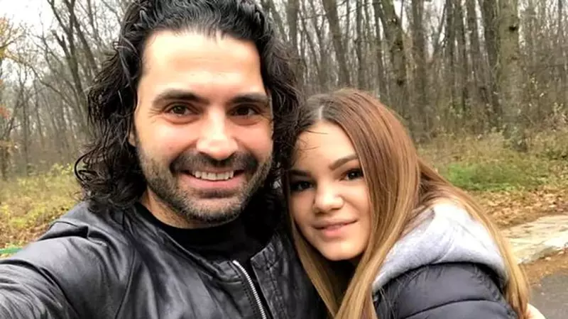 Tatăl lui Pepe nu a fost ușă de biserică! Cine este și cum arată Rebeca, sora secretă a solistului. Și ea vrea să se lanseze în muzică