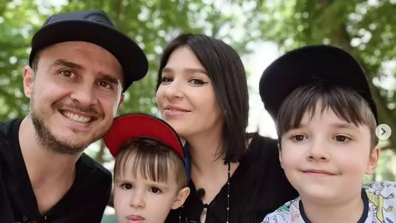 Șerban Copoț a devenit tată a treia oară. Soția prezentatorului de la iUmor a născut o fetiță: ”Sunt copleşit de emoție”