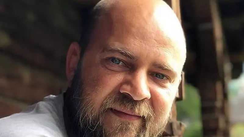 Cosmin Seleși, prezentatorul Te cunosc de undeva, are o familie superbă! Cu cine seamănă cei doi copii