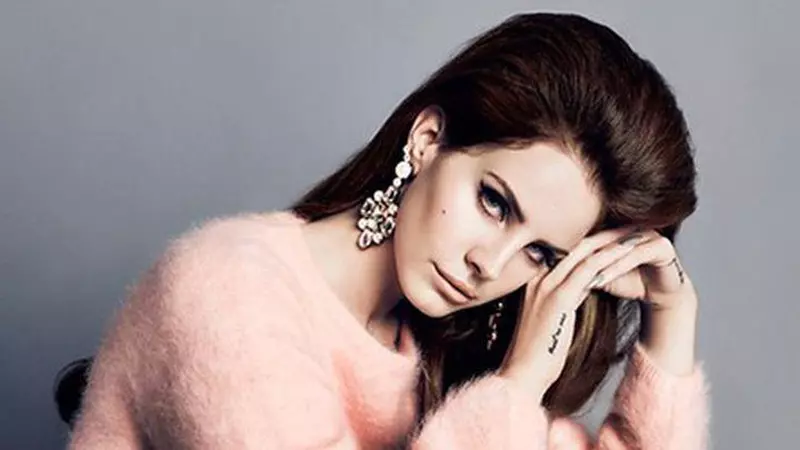 Lana Del Rey s-a logodit! Și-a cunoscut iubitul pe un site de dating