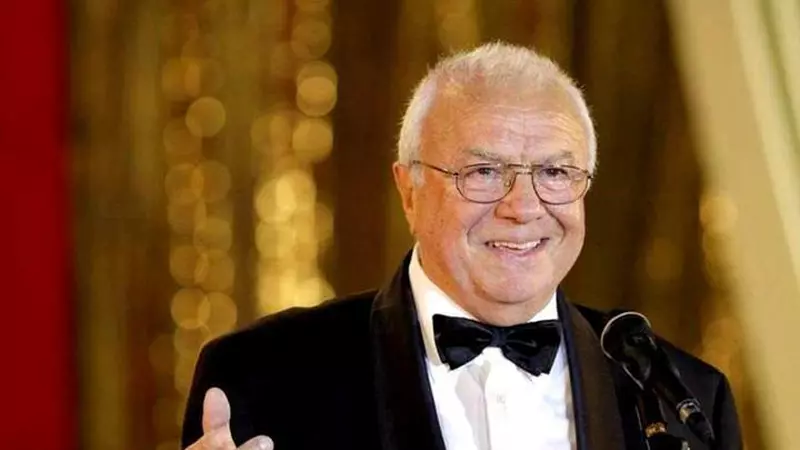 Alexandru Arșinel, moment emoționant pe scenă, la 81 de ani! A preferat să cânte de pe scaun, decât să întrerupă spectacolul