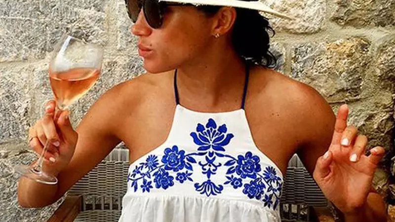 Meghan Markle, obiceiuri nepotrivite pentru o ducesă! Ce face soția Prințului Harry când bea un pahar în plus