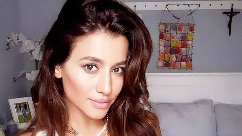 Claudia Pătrășcanu, în tandrețuri cu un bărbat, în plin scandal cu Gabi Bădălău: "Nu mi-a fost ușor să mă las îmbrățișată"