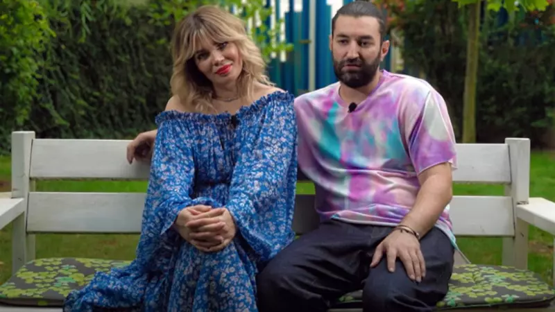 Cea mai emoționantă fotografie de cuplu! Smiley îi pupă burtica Ginei Pistol: "Dimineața cu fetele mele"