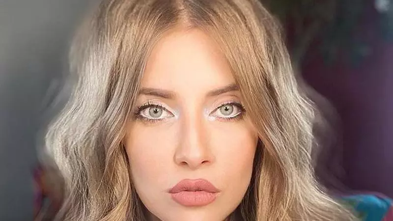 Cum arată Iulia Albu nemachiată. S-a pozat și fără fard și fără filtru