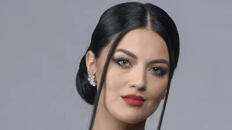 Cine este Simona Bălăceanu de la Burlacul. Câștigă bani din pictură