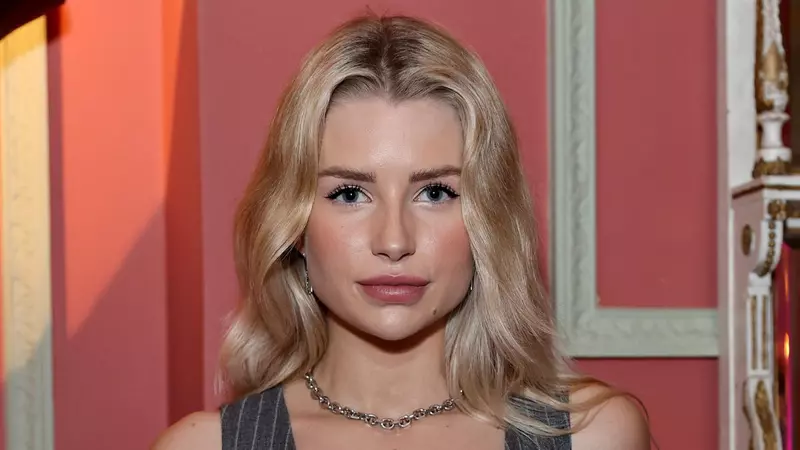 Cum a ajuns sora lui Kate Moss să facă bani pe un site de adulţi. Tânăra își vinde pozele nud