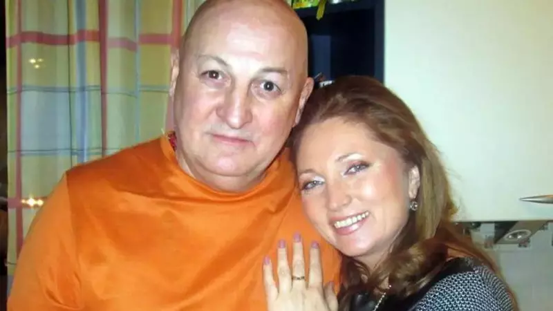 Cum arată fosta soție a lui Bebe Cotimanis, la trei ani de la divorț. S-a pozat în rochie mini, la 50 de ani